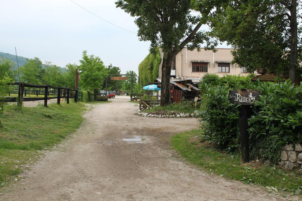 Agriturismo Al Ranch Castello dʼAviano Eksteriør bilde